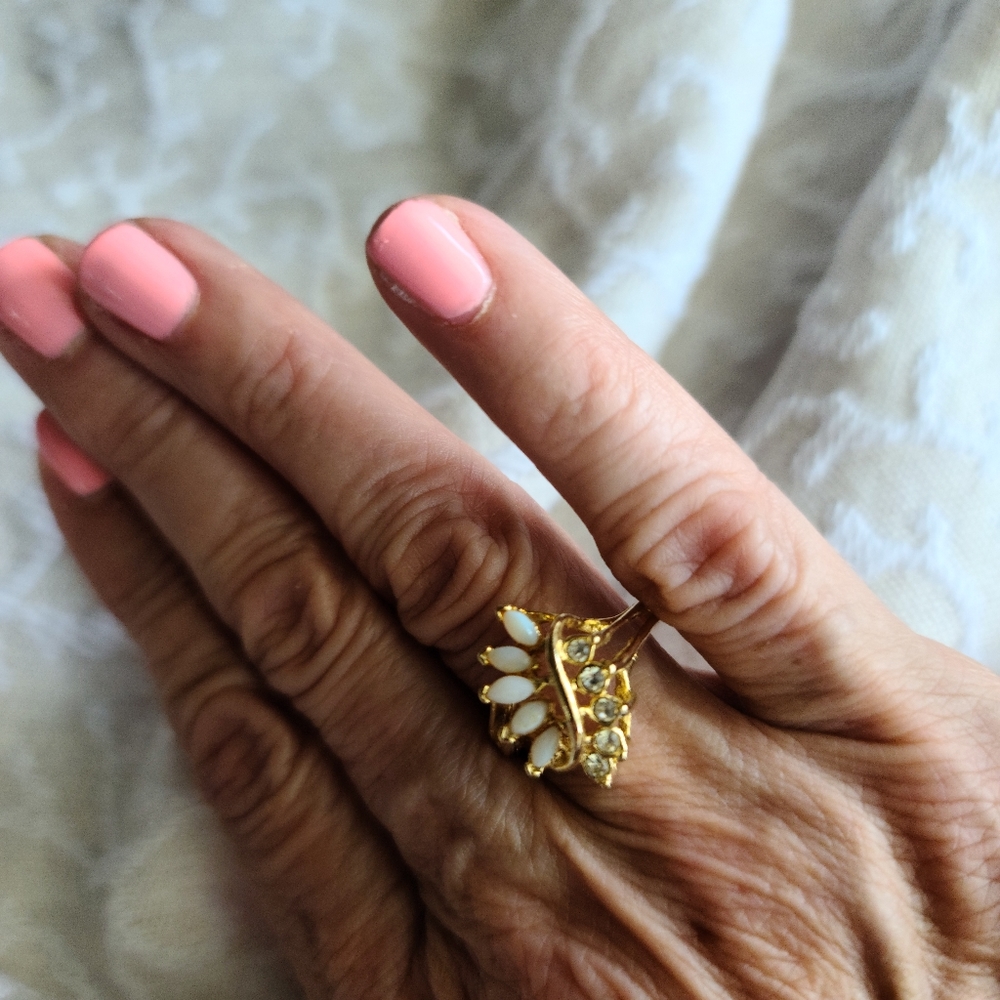 Vintage Opal and diamond cocktail ring 18k